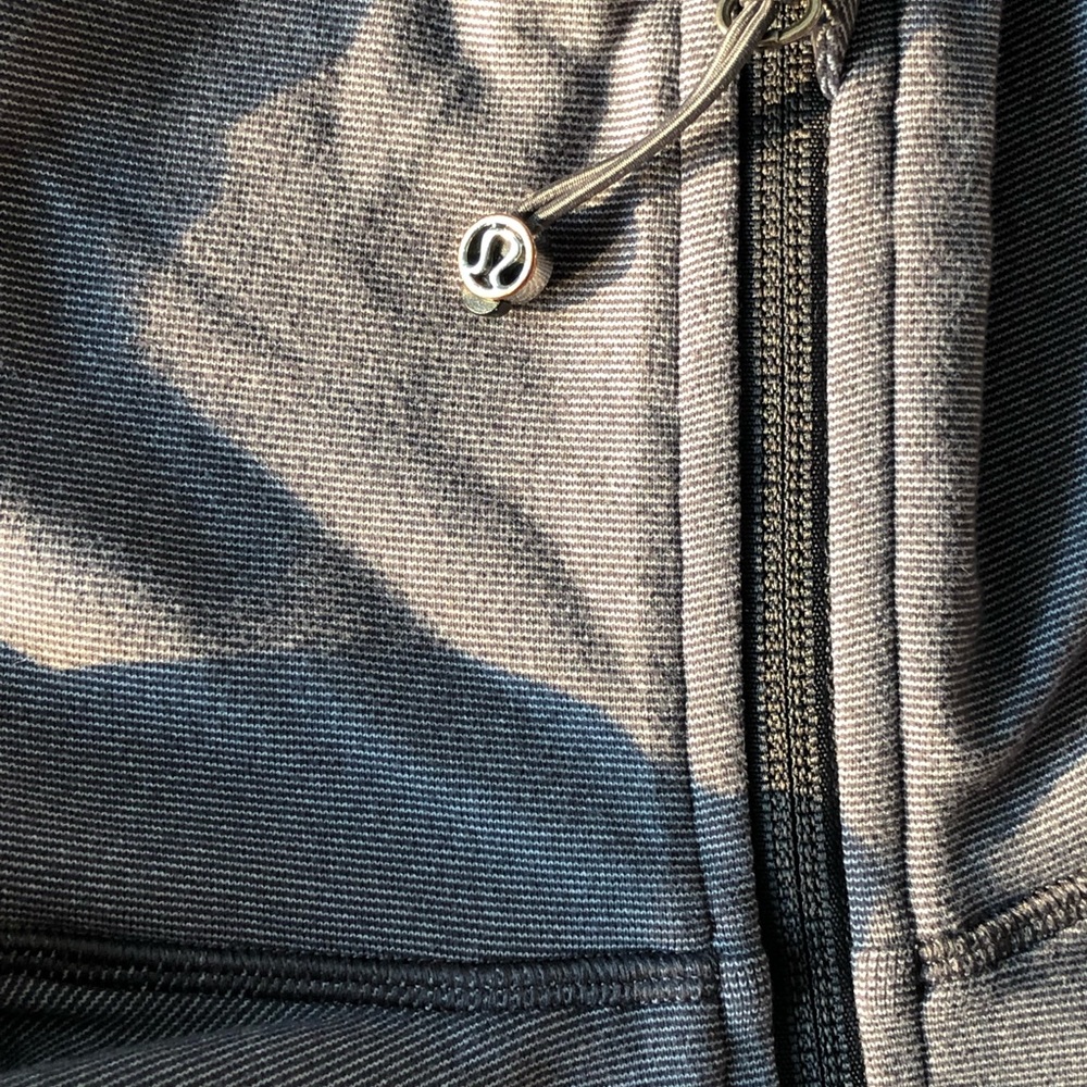 (SOLD) Lululemon define jacket size 2 with a matching headband - Picture 5 of 10